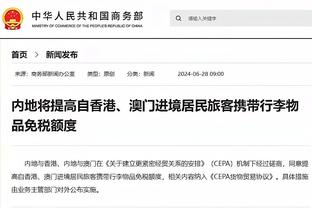 ?赫罗纳中场加西亚与球迷合影时还不忘用电脑观看巴萨比赛